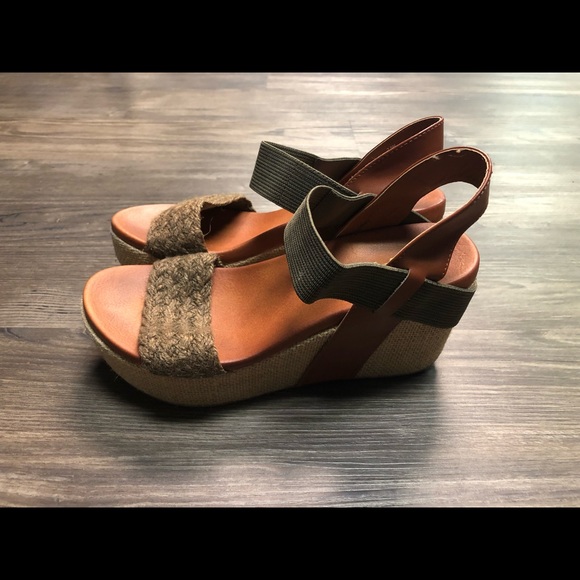 Mia Strappy Wedge - Picture 3 of 4